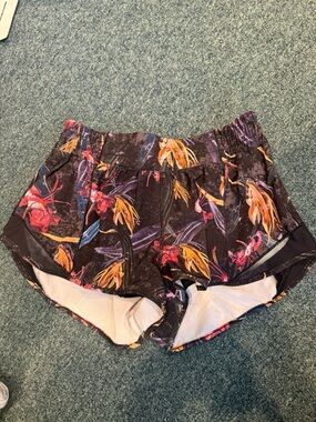 lululemon Hotty Hot Low Rise 2.5” size 6 Black Floral-Print in great condition